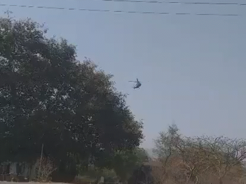 हेलिकॉप्टर के आने का वीडियो पार्किंग में मौजूद लोगों ने बनाया।