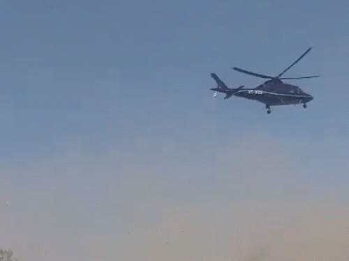 पार्किंग एरिया के ऊपर आते ही धूल का गुबार उठने लगा।