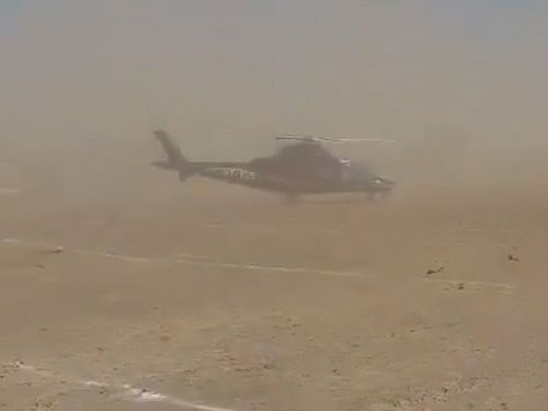 पायलट ने हेलिकॉप्टर की सेफ लैंडिंग की।