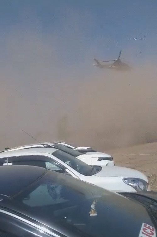 पार्किंग में खड़ी गाड़ियों से कुछ मीटर दूर ही हेलिकॉप्टर की लैंडिंग हुई।