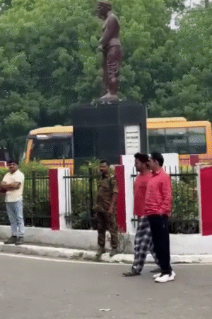 दूसरे वीडियो में अभिनव काले घोड़े पर बैठे नजर आ रहे हैं। ये अनंत सिंह के सबसे महंगे घोड़े में से एक है।