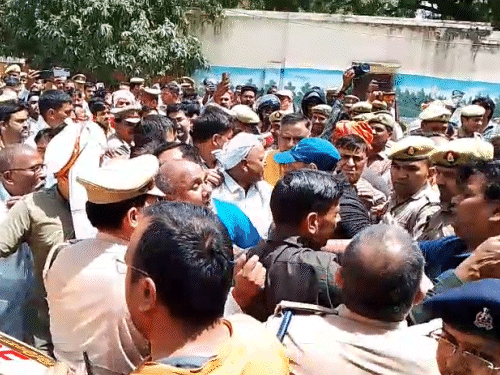 वकीलों ने हॉस्पिटल के बाहर हंगामा कर दिया। हत्यारों के एनकाउंटर और संपत्ति पर बुलडोजर चलाने की मांग की।