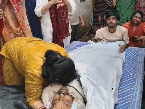 राजीव सिंह की पत्नी का रो-रोकर बुरा हाल है। वो पति के शव से लिपटकर रो पड़ी। बेटा पिता के पैर पकड़कर रोता रहा।