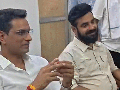 विधायक देवेंद्र यादव ने थाने पहुंचकर फोटो वीडियो का सैंपल दिया है।