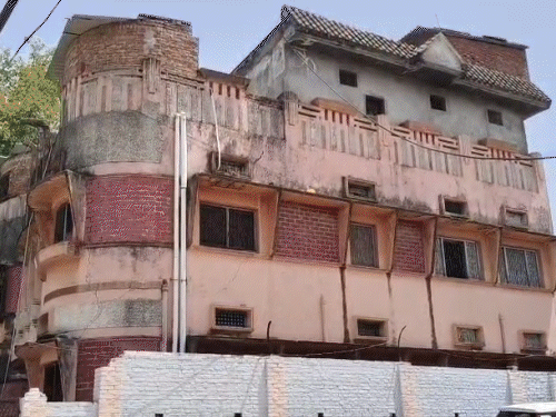 यह राजीव सिंह का पैतृक घर है। उनकी हत्या खबर सुनते ही देवरी गांव में घर के बाहर लोगों की भारी भीड़ लग गई।