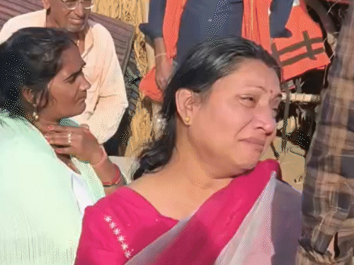 अभी जिनके घरवाले लापता हैं, वे घाट किनारे बैठे हुए हैं। इस दौरान एक महिला रोने लगी।