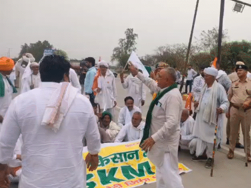 पानीपत में गोहाना रोहतक रोड पर धरना-प्रदर्शन करते किसान।