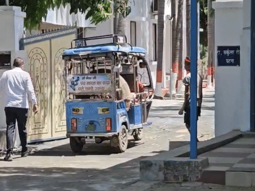 7 सर्कुलर रोड के बंगले में गैस पाइपलाइन का सामान ले जाते ई-रिक्शा।