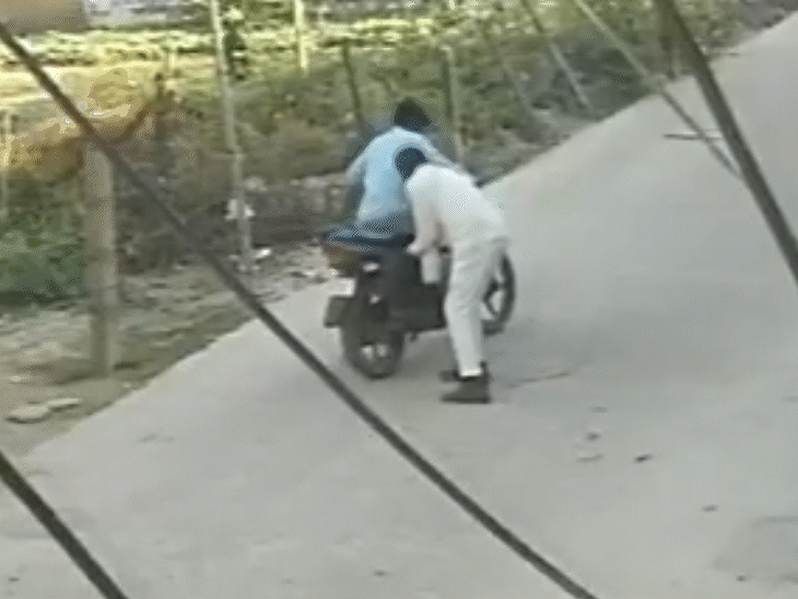 भागते वक्त बाइक स्टार्ट नहीं होती। हमलावर का साथी करीब एक मिनट तक बाइक स्टार्ट करने की कोशिश करता है।