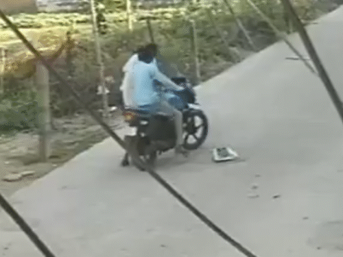 हमलावर साथी को पीछे बैठने की बोलता है और खुद बाइक स्टार्ट करता है।इसके बाद मौके से फरार हो जाता है।