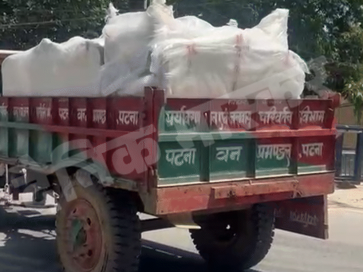 ट्रॅक्टरच्या साहाय्याने सीएम हाऊसमधून सामान 7 सर्कुलर रोडवर हलवले जात आहे.