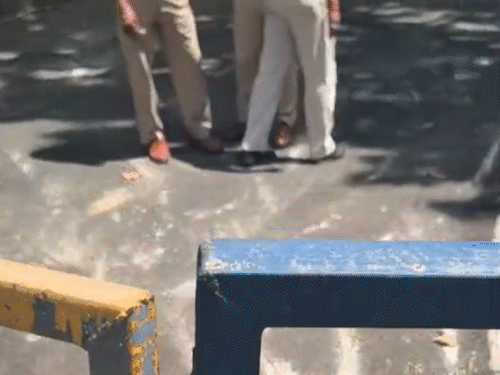 नीतीश के शिफ्ट होने से पहले मेन गेट पर उनकी नेम प्लेट लगाई जा रही है।