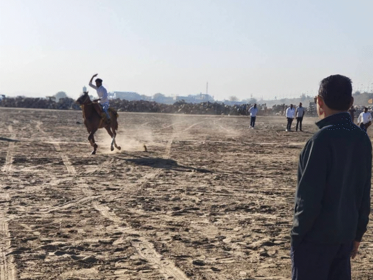 जेपी सेतु के पास बेटे अभिनव को घुड़सवारी सिखाते अनंत सिंह।