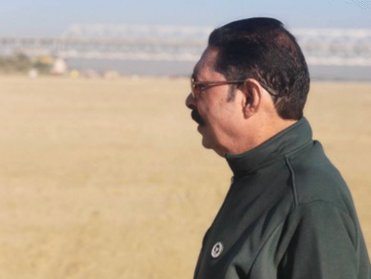 ब्लैक चश्मा और काले ट्रैक सूट में जेपी सेतु के पास नजर आए अनंत सिंह।