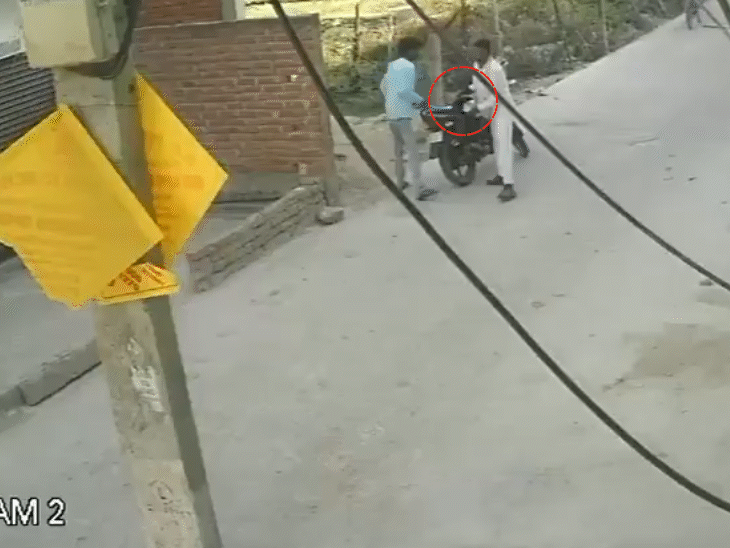 सफेद पैंट शर्ट पहने हमलावर ने बाइक से उतरकर वकील को रोका। उनके करीब गया और सीने पर तमंचा सटाकर गोली मार दी।