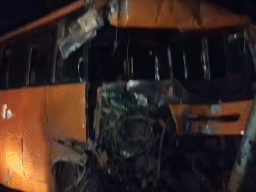 टक्कर में बस का अगला हिस्सा क्षतिग्रस्त हो गया।