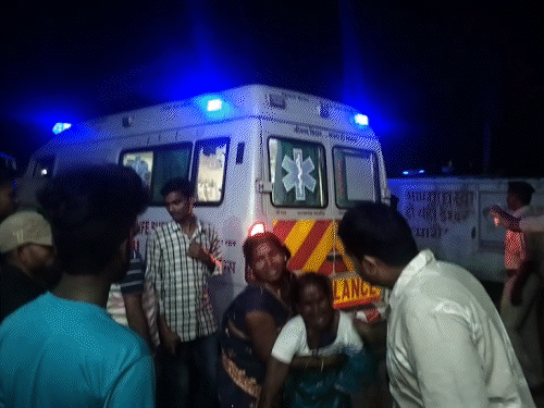 एंबुलेंस की मदद से घायलों को अस्पताल पहुंचाया गया।