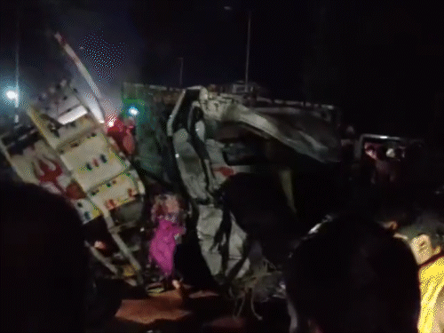 हादसे में पिकअप के परखच्चे उड़ गए।