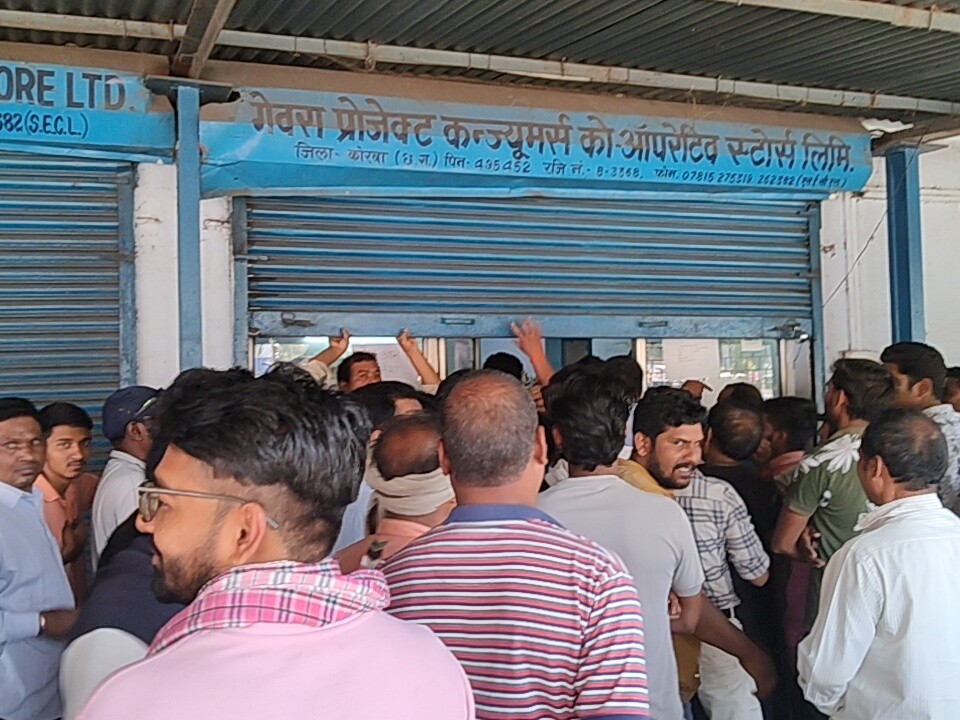 गैस एजेंसी के सामने लोगों की बेतहाशा भीड़ है लोग परेशां हो रहे हैं।