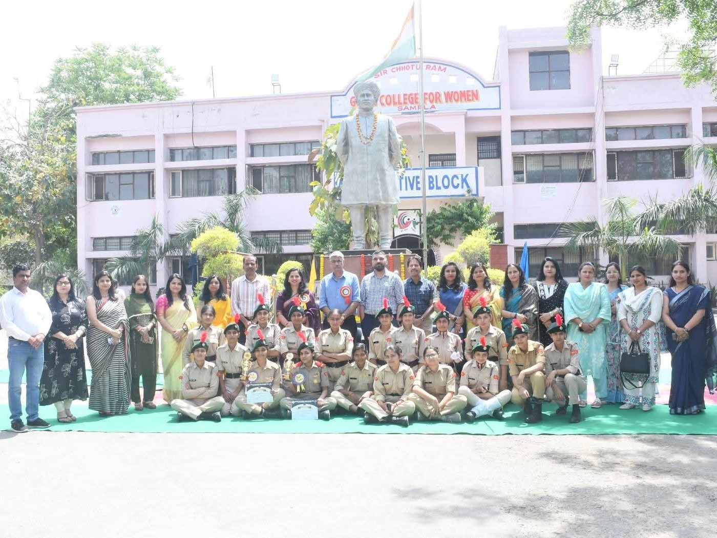 कॉलेज स्टाफ और गेस्ट के साथ स्टूडेंट्स।