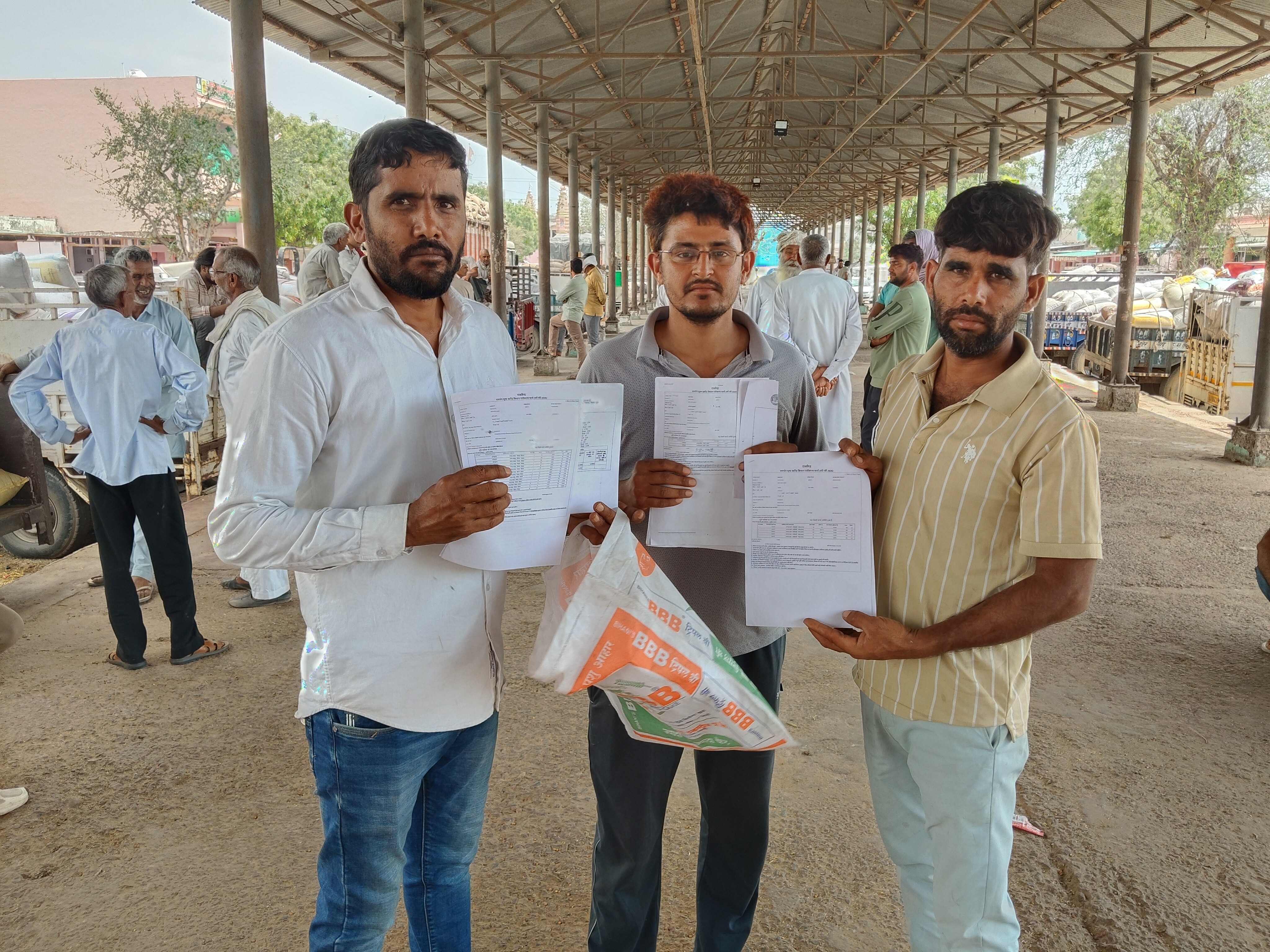 चने की तुलाई नहीं होने से किसान परेशान है।