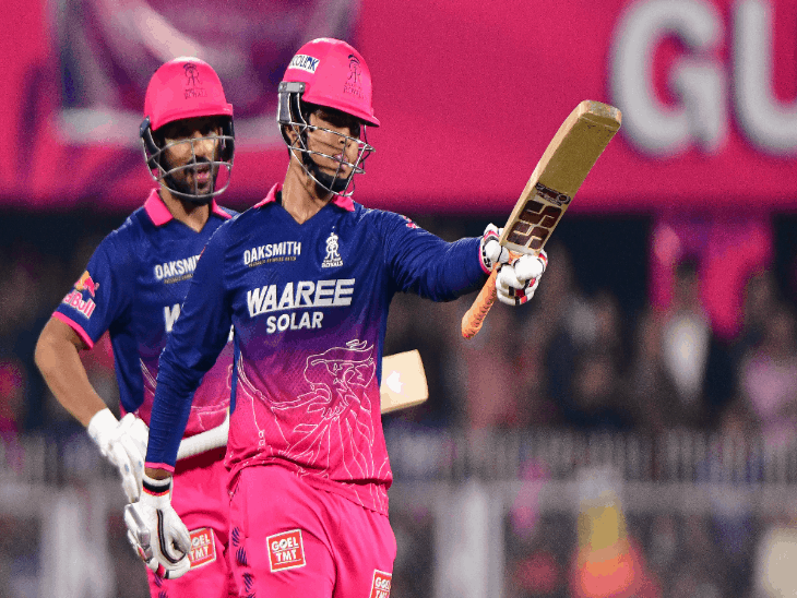 वैभव ने सिक्स से फिफ्टी लगाई।