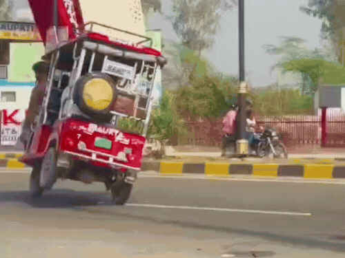 Bulandshahr Highway Reel Stunts | E-Rickshaw Danger Video