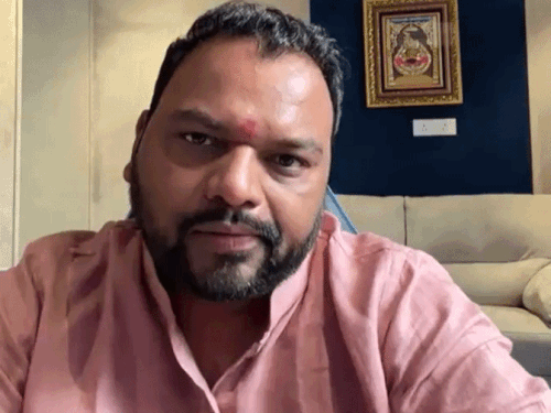 भजन गायक कन्हैया मित्तल ने इस विवाद को लेकर वीडियो बनाई थी।