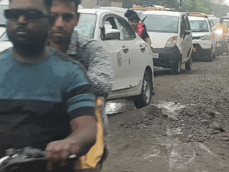 गोविंदपुरा सिविल डिस्पेंसरी के सामने की स्थिति।