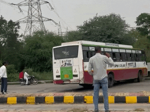 किसानों ने हांसी के रामायण टोल पर प्राइवेट बसों को वापस भेज दिया।