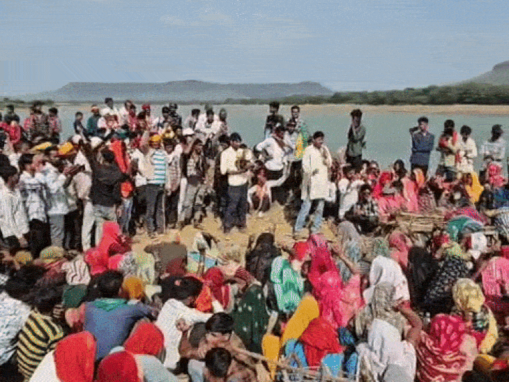 महिलाएं इस तरह से संकेतिक चिता बनाकर उस पर लेटी हुई हैं।