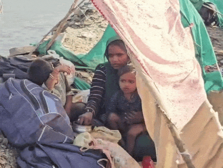 बांध के बीचों बीच बच्चों को छांव से बचाने इस तरह की टपरिया बनाई गई है।