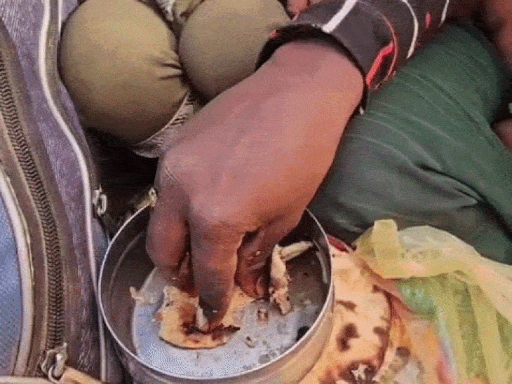 महिलाएं बच्चों को नमक और पानी में रोटियां मिलाकर खिला रही हैं।