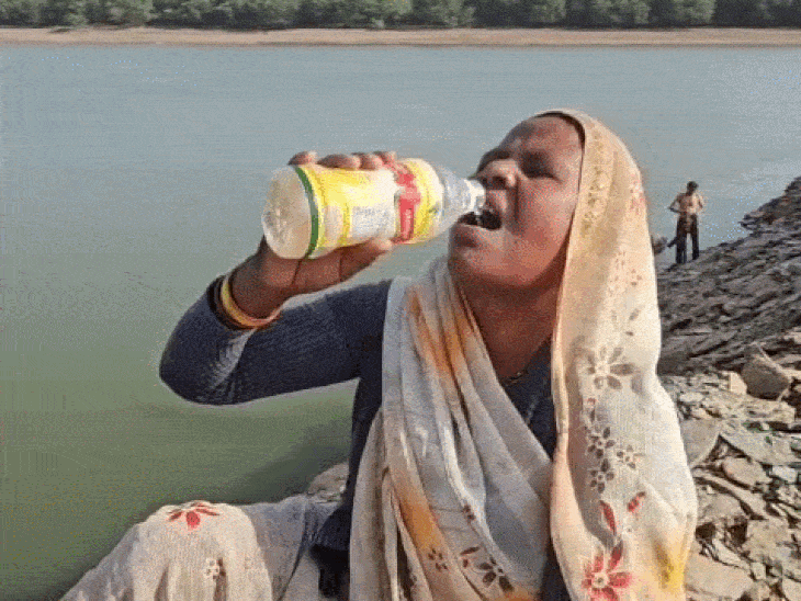 महिलाएं नदी का पानी पीकर आंदोलन में सहभागिता कर रही हैं।