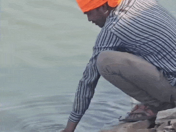 लोग गंदा पानी पीने को मजबूर हैं। इससे उन्हें बीमारियों का सामना करना पड़ रहा।