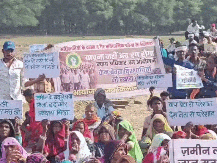 ग्रामीण हाथों में तख्तियां लेकर विरोध जता रहे हैं।