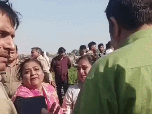 हादसे के बाद बिलखते हुए श्रद्धालु।