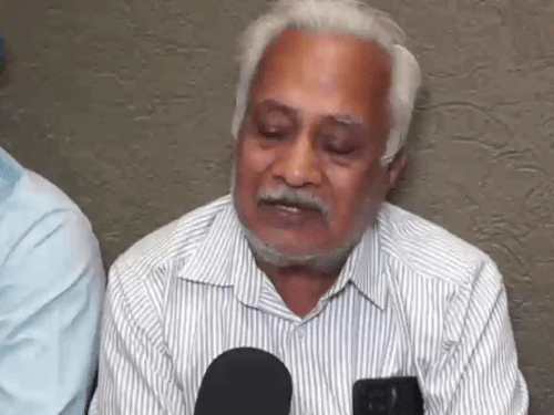 ईशान कटारिया के दादा कृष्ण कटारिया जानकारी देते हुए।