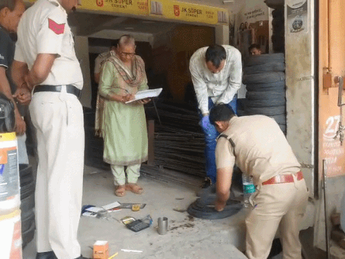 दुकान पर जांच करती टीम।