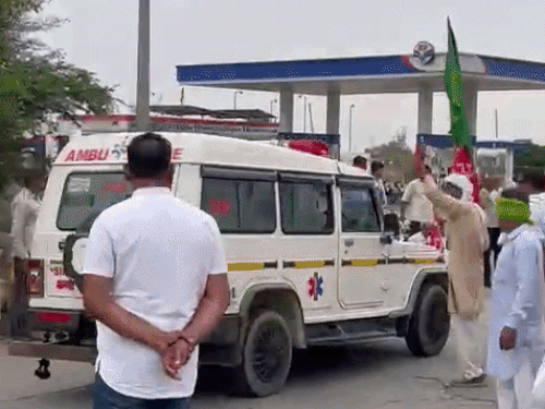 हिसार में टोल पर जाम लगा रहे किसानों ने एम्बुलेंस को रास्ता दिया।