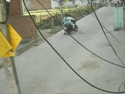 आसपास के लोग हमलावरों को पकड़ने दौड़ते हैं तो पीछे बैठा साथी उन पर तमंचा तान देता है। लोग जान बचाने के लिए पीछे हट जाते हैं।