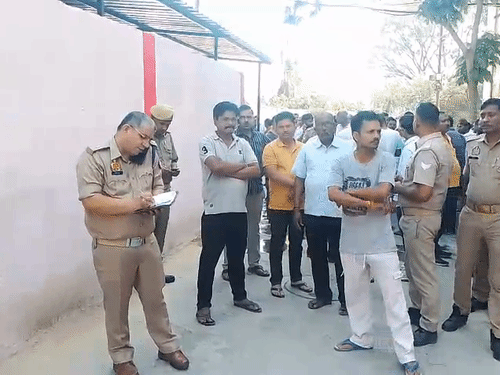 वारदात के बाद पोस्टमॉर्टम हाउस के बाहर लोगों की भीड़ जुट गई। पुलिस ने वकील के पड़ोसियों से घटना की जानकारी ली।