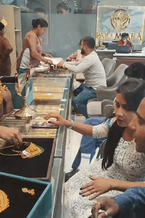 ज्वेलरी खरीदते लोग