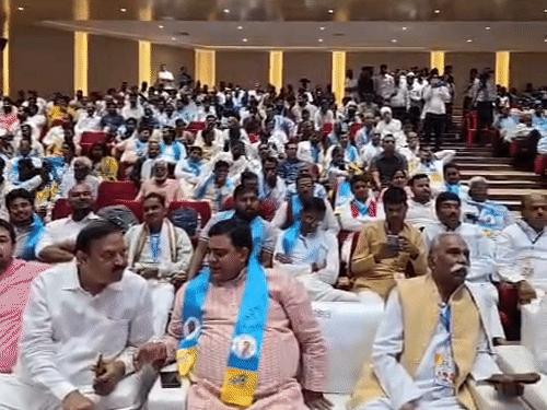 ऑडिटोरियम में कांग्रेस के नेता और पदाधिकारी बैठे हुए हैं।