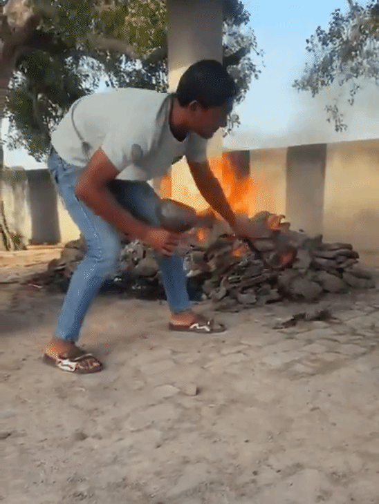 युवक ने हुक्के में भरने के लिए जलती चिता से आग निकाली।