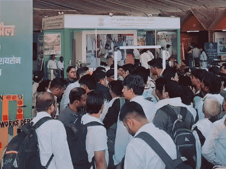 प्रदर्शनी में 300 से अधिक स्टॉल लगाए गए हैं। कृषि यंत्रीकरण से जुड़ी नवीनतम तकनीकों का प्रदर्शन कर रहे हैं।