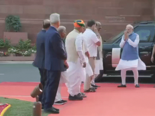 पीएम मोदी ने कार से उतरकर ओम बिरला, जेपी नड्डा और राहुल गांधी का हाथ जोड़कर अभिवादन किया।