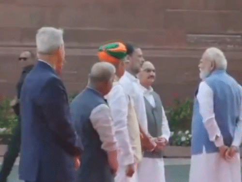 पीएम मोदी और राहुल के बीच कुछ देर बातचीत भी हुई।