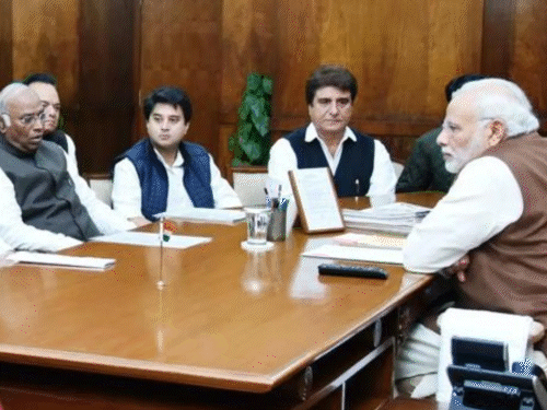 कांग्रेस नेताओं का एक दल 16 दिसंबर 2016 को पीएम मोदी से मिलने पहुंचा। यहां भी मोदी और राहुल की मुलाकात हुई।