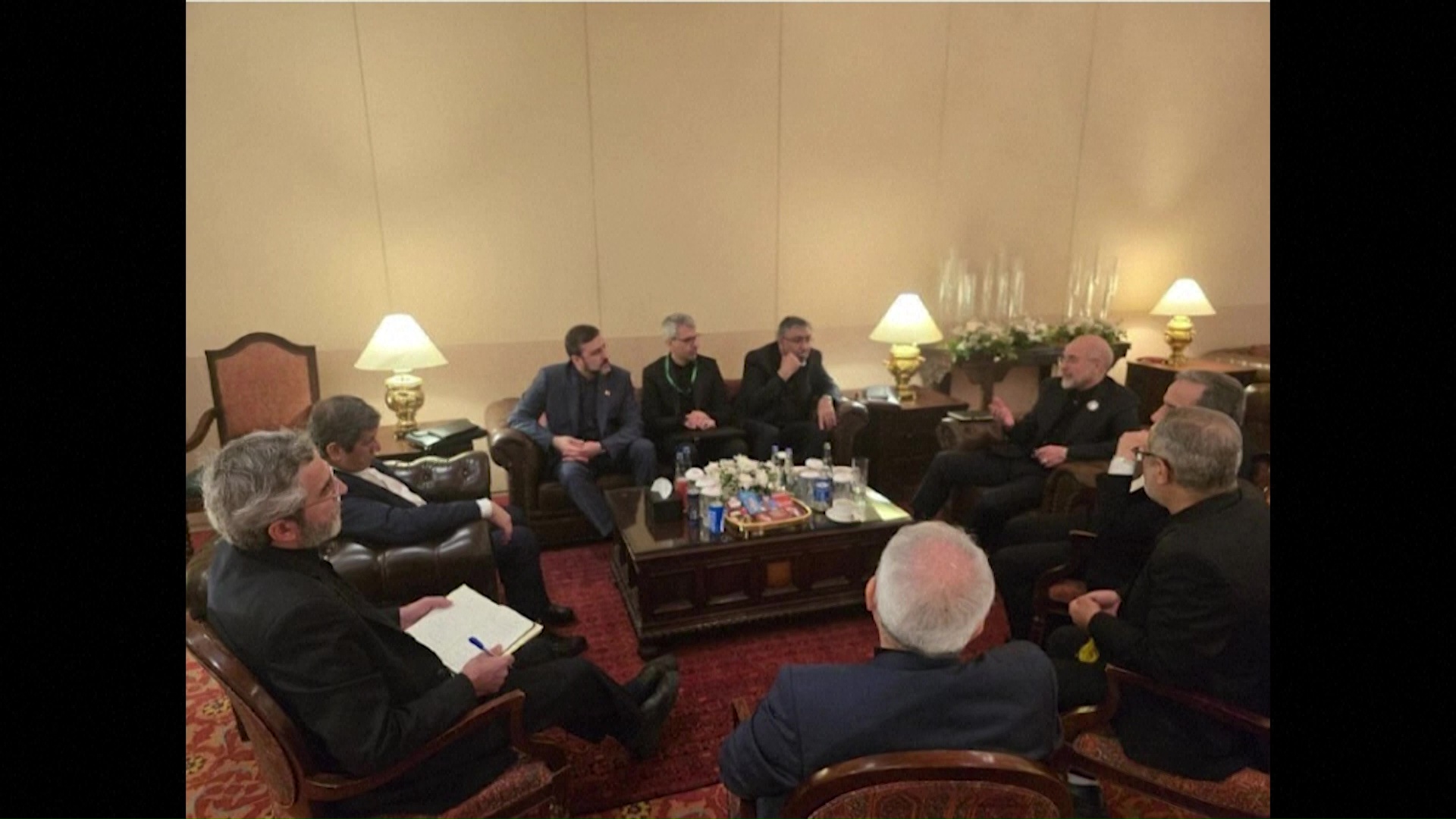 अमेरिका के साथ सीजफायर वार्ता से पहले ईरानी डेलिगेशन आपस में बात करते हुए।